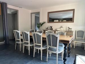 - une salle à manger avec une table et des chaises en bois dans l'établissement Chez Rockette, à Verdun-sur-Meuse