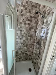 ein Badezimmer mit Dusche mit Glastür in der Unterkunft Apartamento en Primera Línea de Playa in Torrox