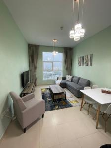 sala de estar con sofá y mesa en One bedroom new brand in ajman, en Ajman