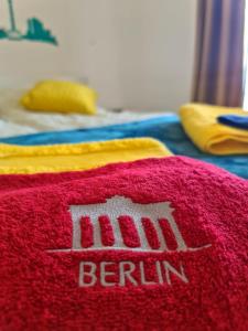 Un tappeto rosso con la parola berlina sopra. di Apartman Berlin Sokobanja a Soko Banja