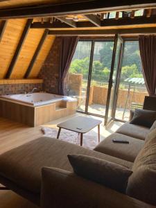 Χώρος καθιστικού στο Bunika Bungalov