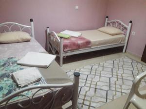 Zimmer mit 2 Betten, einem Tisch und Stühlen in der Unterkunft Yenifoça taş ev 1.daire in Foça