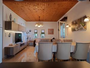 Imagen de la galería de Niki Apartments Sea View Attic, en Platamonas 28 fotos más