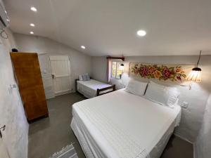 1 dormitorio con 1 cama blanca grande en una habitación en Beira-mar Chácara Curimãs - Barroquinha, Ceará en Barroquinha
