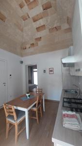 una cucina con tavolo in legno e piano cottura di David House a Lecce