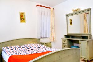 Dormitorio con cama con espejo y tocador en Apartament Alicja en Władysławowo