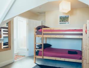 Litera en habitación con 3 literas en Smarties Surf Lodge en Newquay