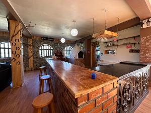 - un bar dans une pièce dotée d'un mur en briques dans l'établissement Chacraraju Lodge, à Huaraz