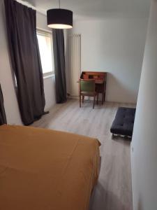 Schlafzimmer mit einem Bett, einem Tisch und einem Schreibtisch in der Unterkunft NICE ÉTOILE in Nizza