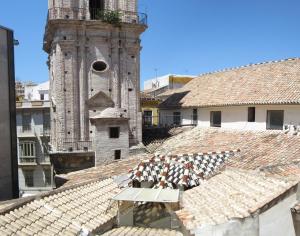 una vista desde el techo de un edificio con una torre de reloj en Livemalaga San Juan, en Málaga