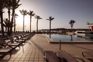 Bazén v ubytování QAWRA Palace Resort & SPA nebo v jeho okolí