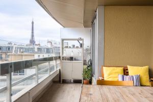 einen Balkon mit Blick auf den Eiffelturm in der Unterkunft Veeve - Scenes of the Eiffel Tower in Paris