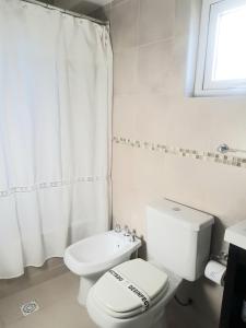 里奧格蘭德的住宿－House Rental RG_Departamento#1，白色的浴室设有卫生间和水槽。