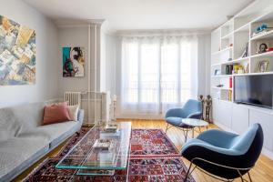 sala de estar con sofá y mesa en Veeve - Dreaming in the Daytime en París