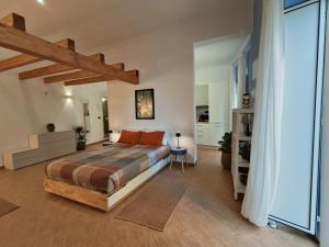 Un dormitorio con una cama y una ventana grande. en Momoflat, en Agrigento