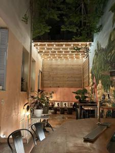 Uma área de estar em Baloo Hostel