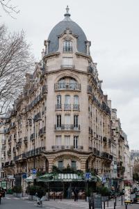 ein großes Gebäude mit einer Kuppel darüber in der Unterkunft Veeve - A Window to Paris in Paris