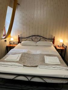 1 dormitorio con 1 cama con 2 toallas en Hotel Schwarzer Adler en Rothenburg ob der Tauber