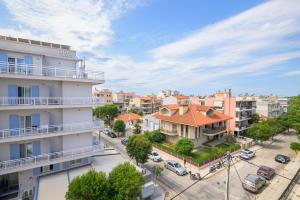 z góry widok na ulicę miejską z budynkami w obiekcie Alexandra's comfort by homebrain w Aleksandropolis