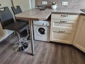Kuchyň nebo kuchyňský kout v ubytování **Ferienhaus Kehrwieder** nahe der OSTSEE