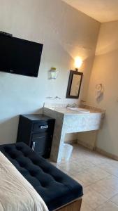 een badkamer met een wastafel en een wastafel met een spiegel bij Mansion Serrano Hotel in El Fuerte