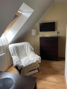 sala de estar con cama y TV en Willa Pod Starą Skocznią en Wisła