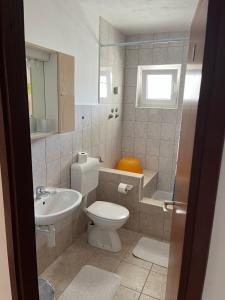 Koupelna v ubytování Apartments Edina