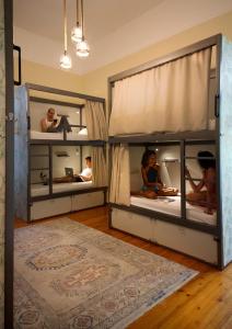 grupa osób na łóżkach piętrowych w pokoju w obiekcie Baloo Hostel w Atenach