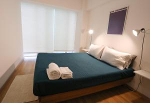 ein Schlafzimmer mit einem Bett mit Handtüchern darauf in der Unterkunft Your place near Reforma in Mexiko-Stadt