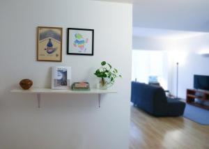 ein Wohnzimmer mit einem Tisch und einem blauen Sofa in der Unterkunft Your place near Reforma in Mexiko-Stadt