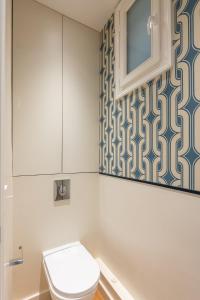 uma casa de banho com um WC e uma janela em Veeve - Ethereal Light em Paris