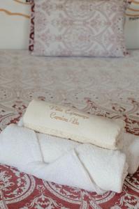 ein paar Handtücher auf dem Bett in der Unterkunft Pousada Villa Esperança - Xandó - Caraíva BA in Caraíva + 102 Fotos