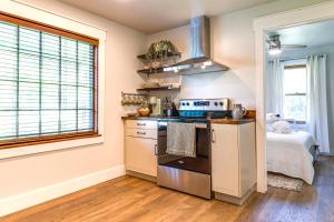 cocina con fogones horno de arriba junto a una cama en Pet-Friendly Indiana Home with Porch, Near Downtown!, en Daleville