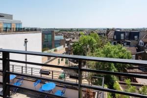 balcone con sedie blu e vista sulla città di Veeve - Celestial Loft a Londra