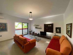 Χώρος καθιστικού στο A room in a spacious condo,10 min walk from US ambassy