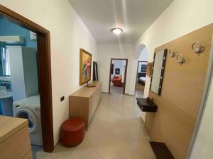 Μια τηλεόραση ή/και κέντρο ψυχαγωγίας στο A room in a spacious condo,10 min walk from US ambassy