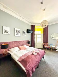 Postel nebo postele na pokoji v ubytování Expolis Residence - City Center MTP TARGI - 24h #betterthanyourEX