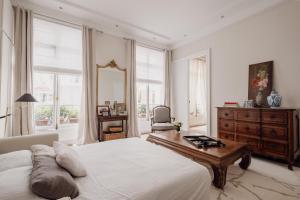 um quarto com uma cama, uma cómoda e um espelho em Veeve - Palatial Grandeur em Paris