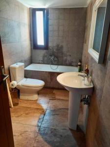 Fotografie z fotogalerie ubytování Cliffside Cozy Villa w/ Seaviews v destinaci Mézapos