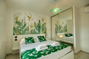 Un dormitorio con una cama con un espejo grande. en MQTI75 - 6 pax, en Les Trois-Îlets