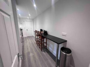 a room with a counter and a table in a room at Beautiful flat in city centre in Brighton & Hove