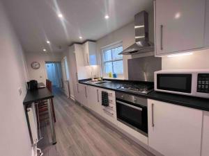 A kitchen or kitchenette at Beautiful flat in city centre