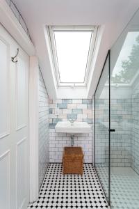 a bathroom with a sink and a skylight at Veeve - Harmonious Hideaway in London