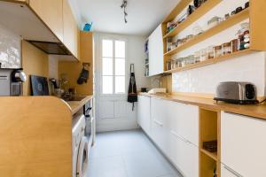 Kuchnia lub aneks kuchenny w obiekcie Veeve - A la mode in Batignolles
