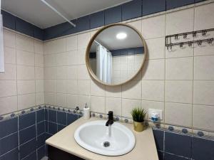 bagno con lavandino e specchio di CASA LALA by Liamar a Playa Honda