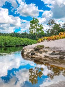 um rio com reflexos na água em Pousada Villa Esperança - Xandó - Caraíva BA em Caraíva