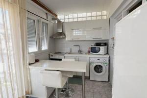 A kitchen or kitchenette at Thisseio apartment