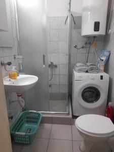 a bathroom with a washing machine and a sink at CENTAR in Kumanovo