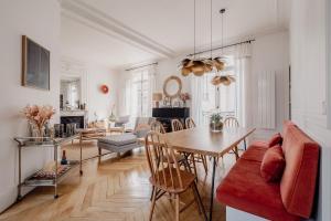 sala de estar con mesa y comedor en Veeve - Heavenly Elegance en París
