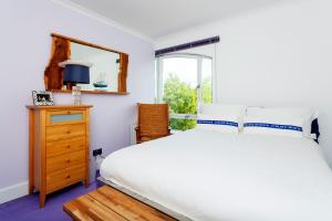 Een bed of bedden in een kamer bij Veeve - Canalside Comfort